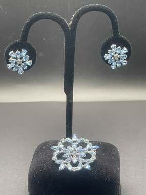 B David Aqua Blue Crystals Silver Tone Pin with Clip On Earrings Set Signed VTG